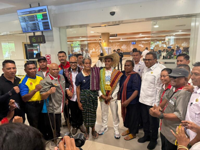 Sekretaris Dinas Pendidikan dan Kebudayaan Provinsi NTT Dampingi Wakil Gubernur NTT Sambut Kedatangan Atlet ASEAN Para Games Tahun 2026