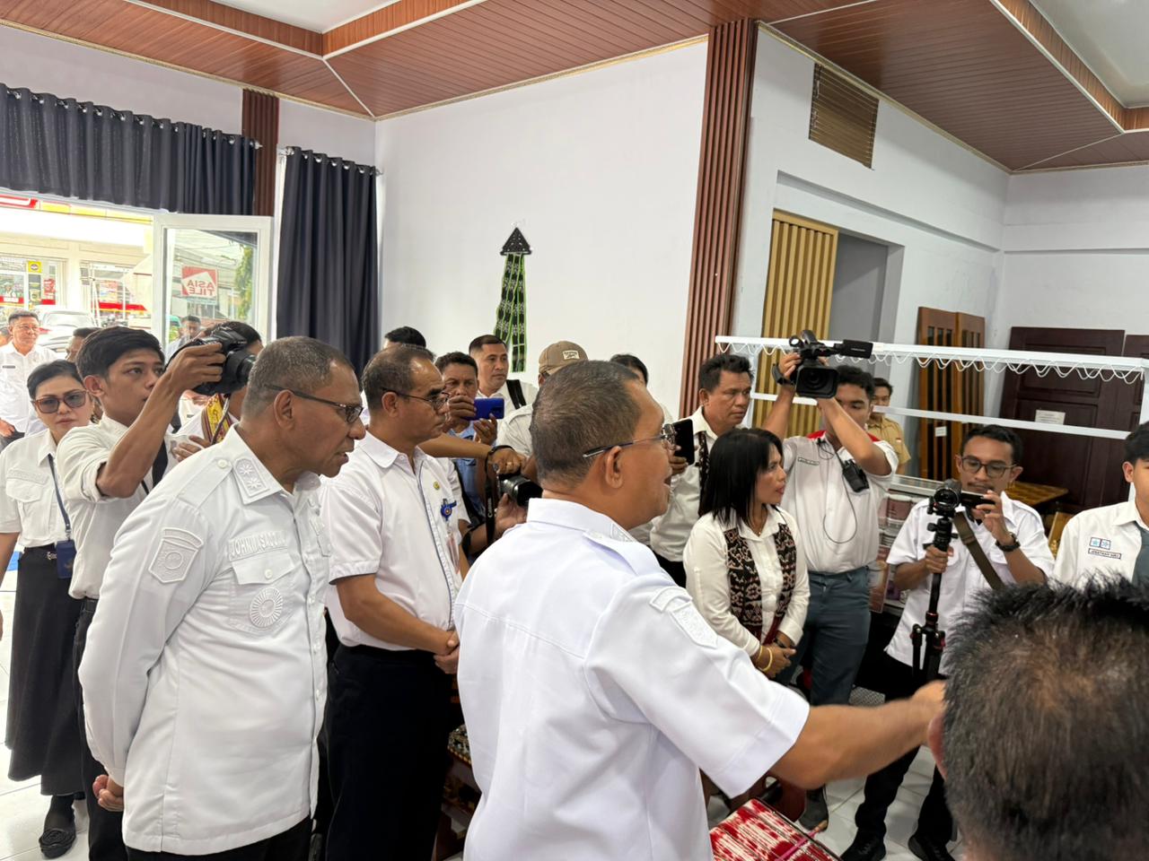 Perkuat Ekosistem Ekonomi Lokal, Melki-Johni Resmikan Dapur Flobamorata dan NTT Mart di SMKN 2 & SMKN 3 Kupang