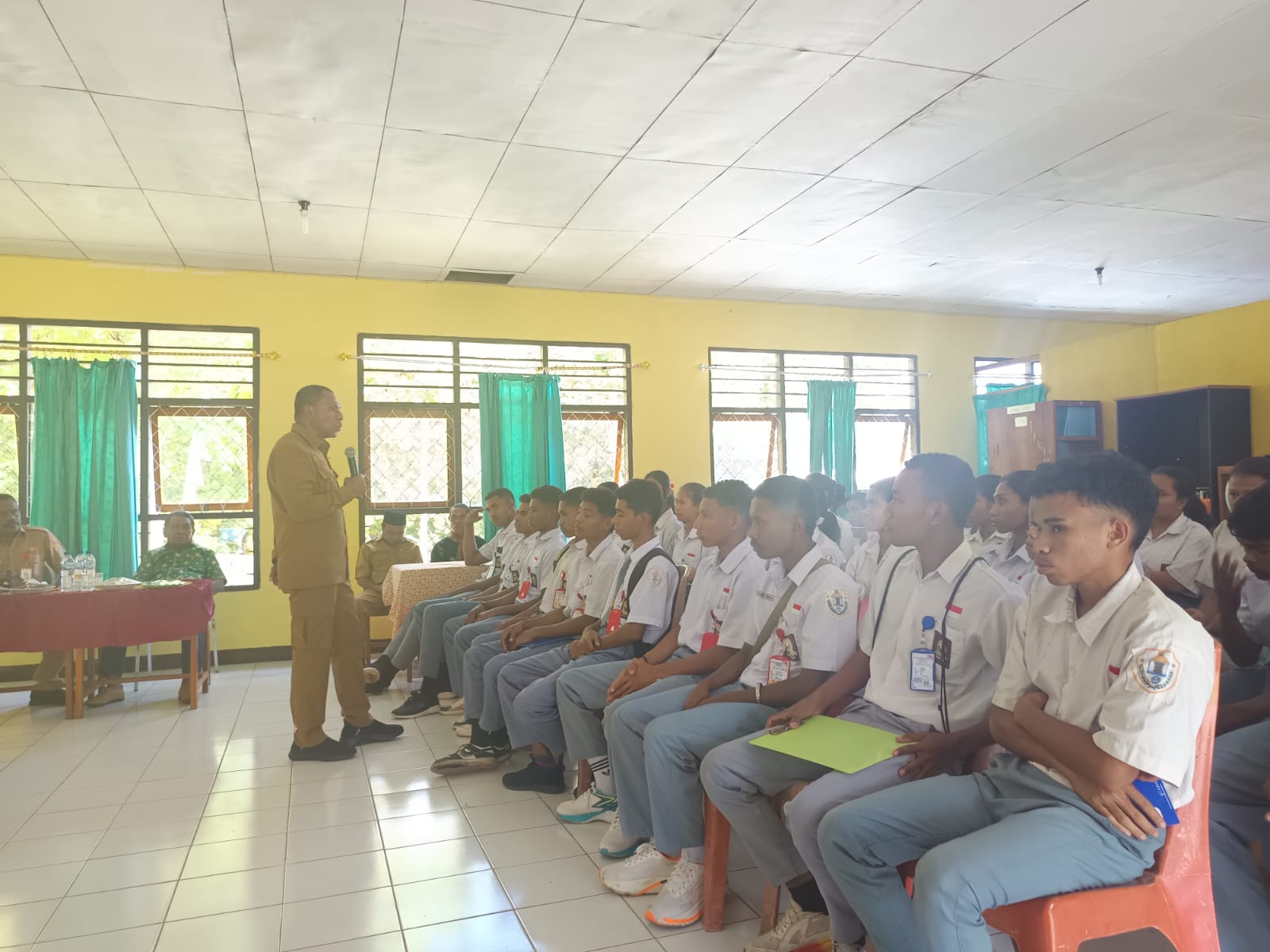 Kunjungan Istimewa: Pesan Integritas dan Disiplin dari Tokoh Pemimpin di SMK Negeri Kokar